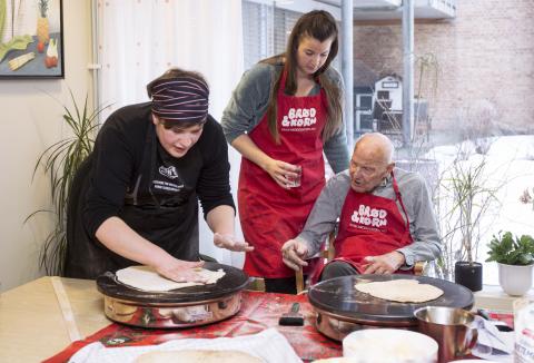 Arnfinn Nordbø syntes det var stas å bake lefser. Her får han hjelp av Ingrid Lamark fra Norges Bygdekvinnelag. Alle foto: Opplsyningskontoret for brød og korn.