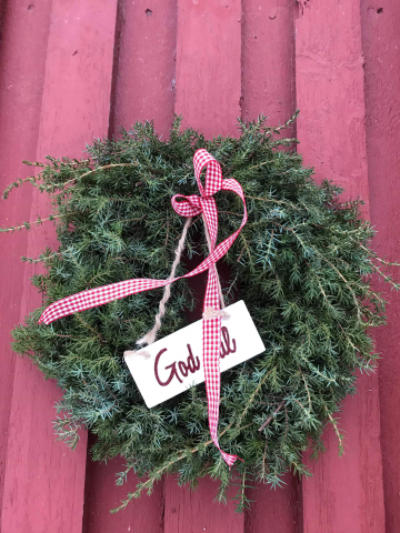 Be inn laget, og lag ein krans ute! 