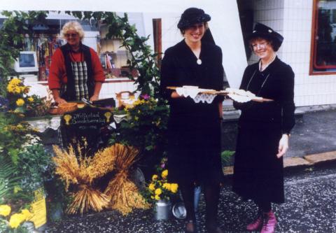 Solfrid Enerhaugen, Anne Galteland og Marianne Løchen reklamerte for Hillestad bondekvinnelag på Foreningens dag i Holmestrand. Foto: Jarsberg Avis