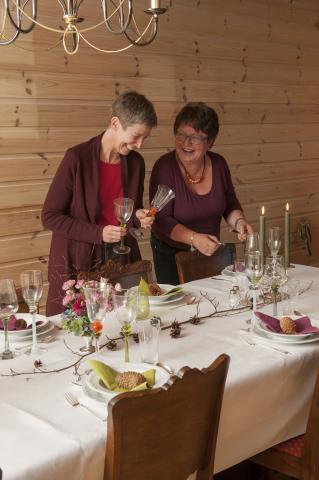 Sosialt: Anne Ka Munkjord og Barbro B. Stokke i Vivestad Bygdekvinnelag koser seg sammen når de dekker festbordet med nytt og gammelt. Foto: Kamilla Weiglin.