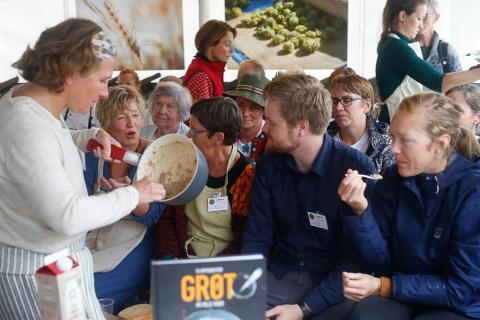 Eit skikkeleg frynsegode med smaksprøver for publikum.