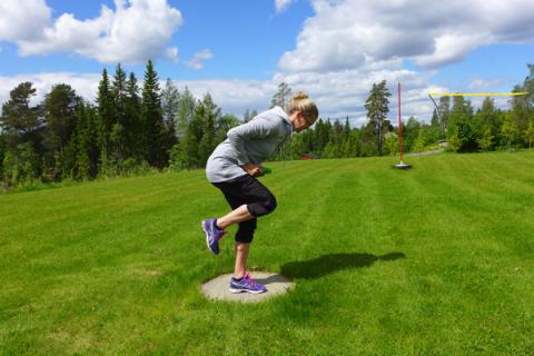 Rygg: Start med stå på en fot. Trekk navlen inn, stabiliser mage og rygg. Foto: May-Britt Sægrov.