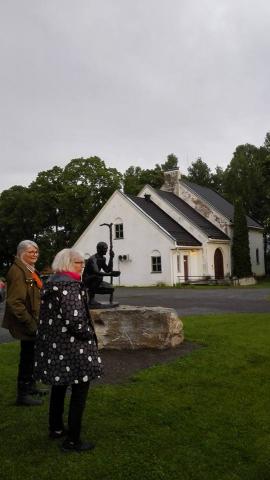 Ved statuen &quot;Pilegrimen&quot; på Hoffsvangen på Toten