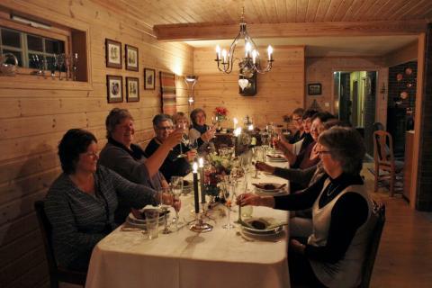 Medlemmene i Vivestad Bygdekvinnelag gleder seg over borddekkingen til neste utgave av Bygdekvinner. Foto: Anne Ka Munkejord.