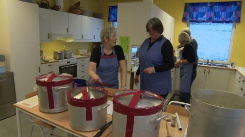 Gran og Brandbu Bygdekvinnelag lager 4 000 liter potetsuppe til NM på ski. Foto: Arvid Torsgard, NRK Hedmark og Oppland.