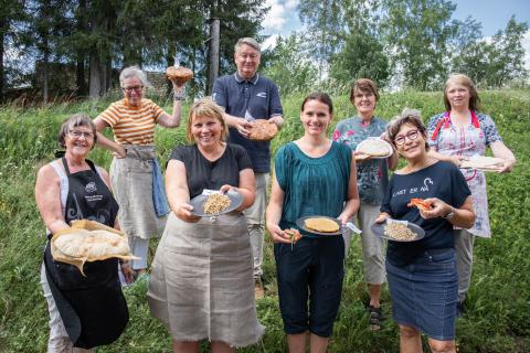 Her er noen av matrettene gjengen på Bygdekvinnelagets bygglab laget for å teste ut forskjellige byggsorter. Foran fra v. Anne Mari Amlien, Helle Cecilie Berger, Ingrid Gardseth, Jorun Henriksen. Bak fra v. Cesilie Aurbakken, Einar Risvik,  Marie Skjellerud og Ingebjørg Dybdal. Foto: Øyvind Strand Endal.