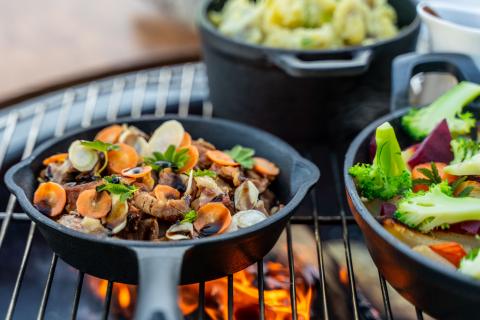 Langtidsbakt, grillet lammebog med sider. Foto: Mariusz Marczak.