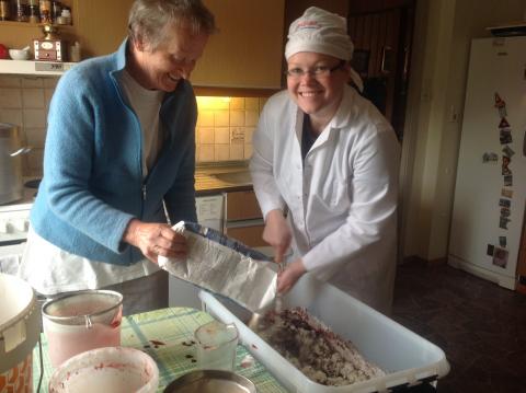 Margith Seland og Anne Rakel Haaland lager deigen til blodpylsene i kjøkkenet til Margith på Seland i Selandsdalen. Foto: Eva Fuglestveit.
