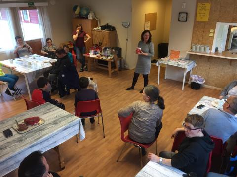 Leder i Musken Bygdekvinnelag, Kristin Green Johnsen, orienterer om lagets planer under kafeen på nedlagte Musken skole. Foto: Anders Peder Urheim.