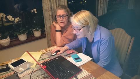 Bygdekvinnene Sissel Bjelland og Grethe Brundtland i full konsentrasjon over nettsiden. Foto: Marit-Anne Heimvik