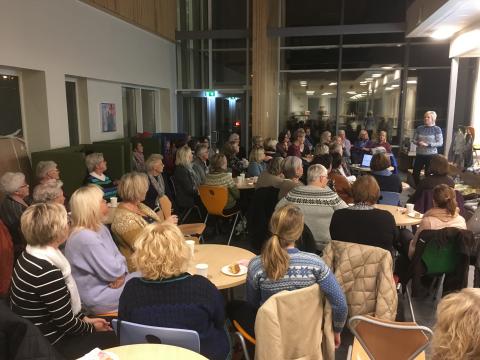 Avtroppende leiar Torunn Hovde Kaasa, Irene K. Furulund frå sentralstyret i NBK og påtroppende leiar Ellen Margrethe Garn