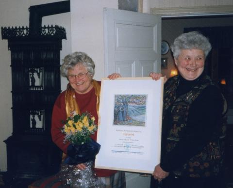 Mars 2001. Hanna-Marie Hillestad blir æresmedlem i Hillestad bondekvinnelag. Leder dengang, Berit Tronrud, til høyre.