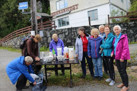Sykkelløpet Tour de Fjords. Skare Bygdekvinnelag delte ut Veitlagraut og blei og intervjuet av TV2. Bilde tatt av Lillian Akse