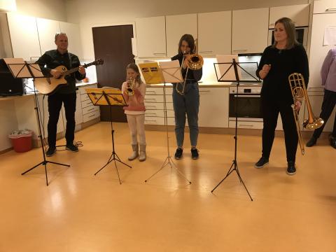 Kulturskulen deltok med fin musikk og sang.