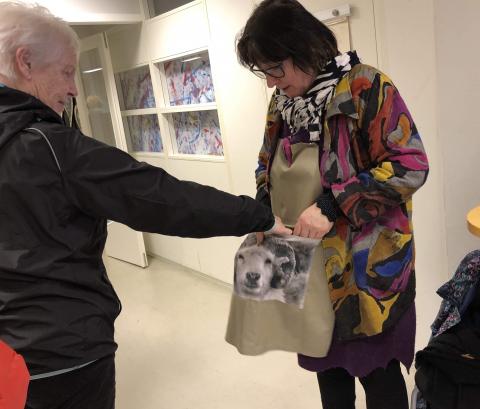 Karin F. Svarstad viser forkle med sauemotiv.