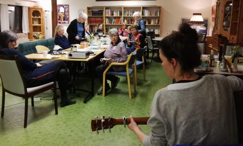 Ingvild Stomsvik gledet oss med vakker sang og gitarspill