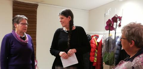 Leder  i de siste 3 år, Anne Berit Finden, takker av, og fikk takketale fra styret ved nestleder Inger Johanne Gran og en flott orkidé overrakt av sekretæren, Åse Kristine Guthus. 