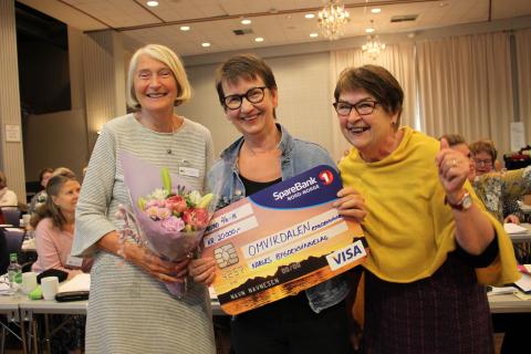 Grethe Brundtland, Marian Thunold og Esther Falk i Omvikdalen Bygdekvinnelag mottok prisen &quot;Årets bygdekvinnelag&quot;. Foto: Helle Cecilie Berger.