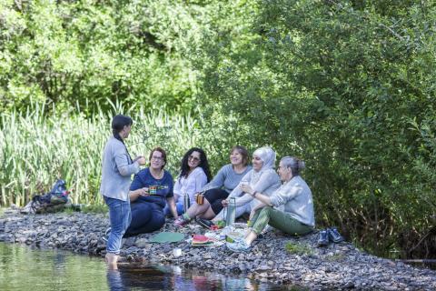 Samfunnet opnar litt opp, så no kan ein lage litt liv igjen. Bli heime om du er sjuk, men er du frisk kan du gjerne møte andre. Foto: Hilde Kvivik Kavli.