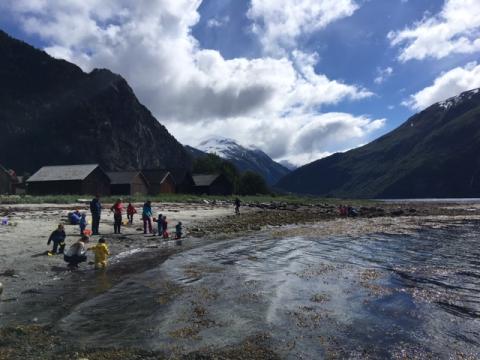 Full aktivitet på badestranda på Muri.