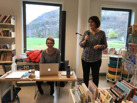 Vi er i gang! - Kvissmaster Eva Hilde Lingaas og Bjørg frå Vbk.