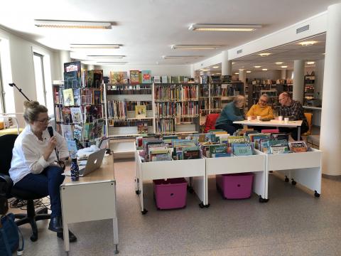 Kvissmaster Eva Hilde i aksjon.