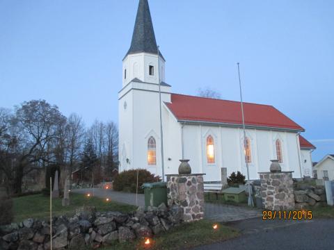 Undrumsdal kirke med avkappet tårn....