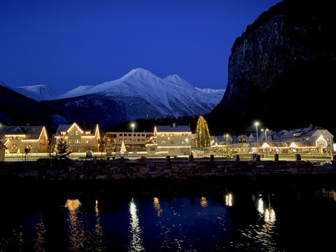 Blåtimen. Bilde frå Skomakergata og Valldal.