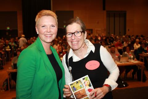 Nestleder i Senterpartiet, Anne Beathe Tvinnereim med generalsekretær i Norges Bygdekvinnelag, Cesilie Aurbakken. Foto: Helle Berger.