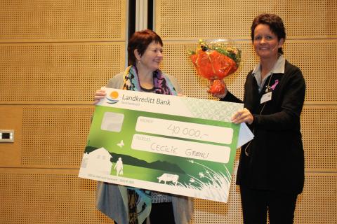 Vinner av Kvinnestipendet 2015: Leder i Norges Bygdekvinnelag, Marna Ramsøy, deler ut Kvinnestipend til Cecilie Grønli. Foto: Helle Berger.