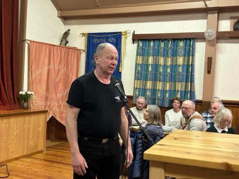 Terje Fossum fortalte om Raumabanens tidsperspektiv, og gikk gjennom alle stasjonene som har vært i banens storhetstid. FOTO: PRIVAT