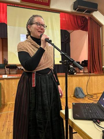 Gro Suvatn, leder for Øverdalen bygdekvinnelag, fortalte om hvordan Verma under byggingen av jernbanen, ble en folkerik bygd med en sterk arbeiderbevegelse. FOTO: SOLVEIG BRØSTE SLETTA