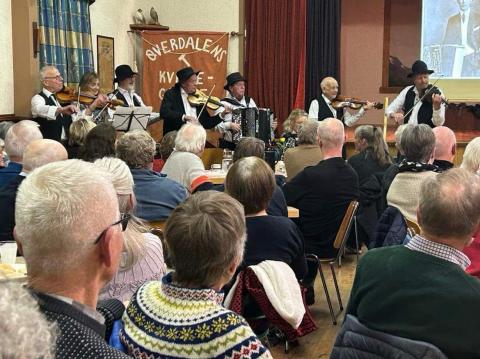 Det ble en lystig avslutning med musikk fra Rauma spelemannslag. FOTO: SOLVEIG BRØSTE SLETTA