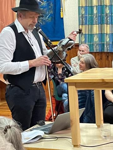 Dag Søvik er leder for spelemannslaget og avsluttet musikkinnslaget med rallarmusikk, spilt på fela til Kristianiakalle, en gammel rallerfele som etter 110 år, er tilbake på Verma igjen. FOTO: SOLVEIG BRØSTE SLETTA