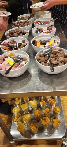 Snacks og godteri hører med