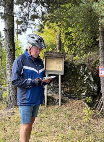 Ole Hammer viser fram steinalderplassen på Hegge og fortalte historien om onkelen sin som ramla ned fjellskrenten på Hegge og ble liggende i snøen et døgn før folk i bygda fant han.  