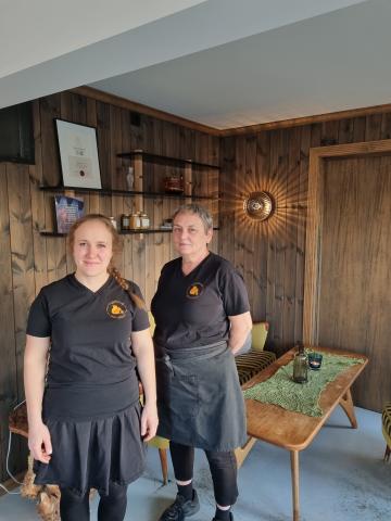 Med mamma på laget: Andrea Ingelsrud har valgt å bosette seg i heimtraktene og satse på konditori og kafé sammen med sin mor, Anne Grethe Sandnes. Foto: Ingelsrud konditori.