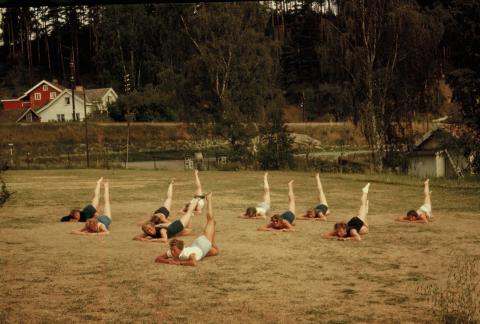 Kurs i husmortrim anno 1959. Fra Landsnemnda for Husmorgymnastikks instruktörkurs på Ringerrikes Folkehögsskole.