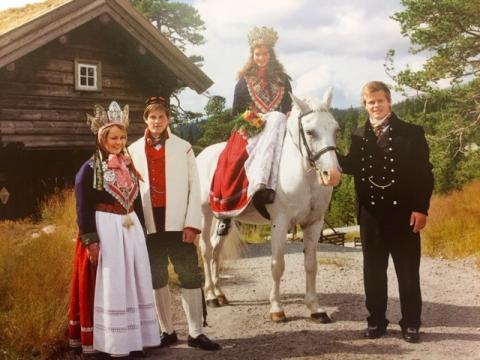 To brudepar: Rokokko-bunader med Sigdalskrona til venstre, empire-bunader med Ringneskrona til høyre. Foto: Sigdal Bygdekvinnelag