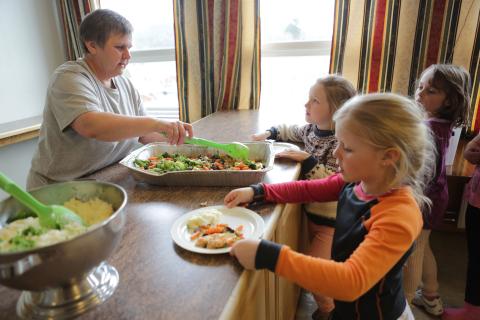 Svett gulost i matpakken er bare et minne. På Snåsa skole diskes det opp med felles måltid hver eneste skoledag, til glede for små og store. Foto: Leif Arne Holme.