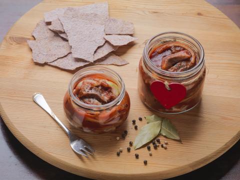 Eva Øvren, Østre Udnes Bygdekvinnelag, lager tomatsild til jul. Foto: Anders Henriksen.