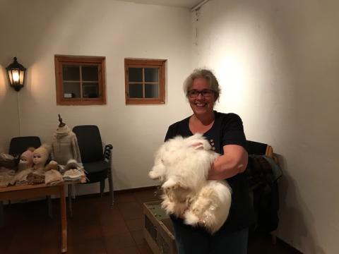 Vigdis Garder med angorakanin foto: Trine Evensen