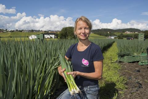 Ragnhild og Jonas Viken er to av dei som dyrkar kortreiste grønsaker og urter til trondheims-folket på den grøderike jorda.