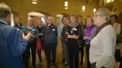 Lydhøre bygdekvinner i Vandrehallen.
