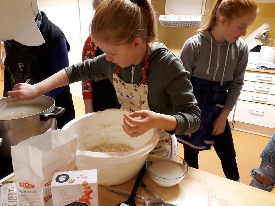 Ragna legger ballen i gryta