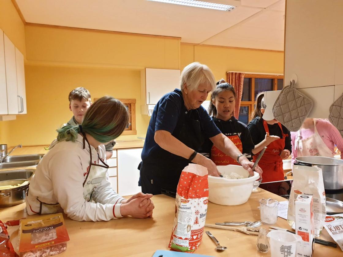 Hektisk på kjøkkenet. Martin, Ingrid, Johanne og Sylva sammen med Ingunn
