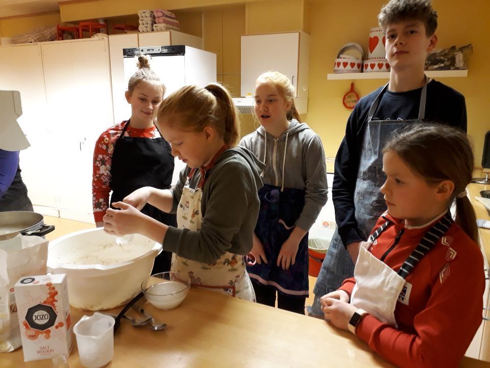 Andrine, Lena, Rune og Zoe ser på at Ragna lager potetball