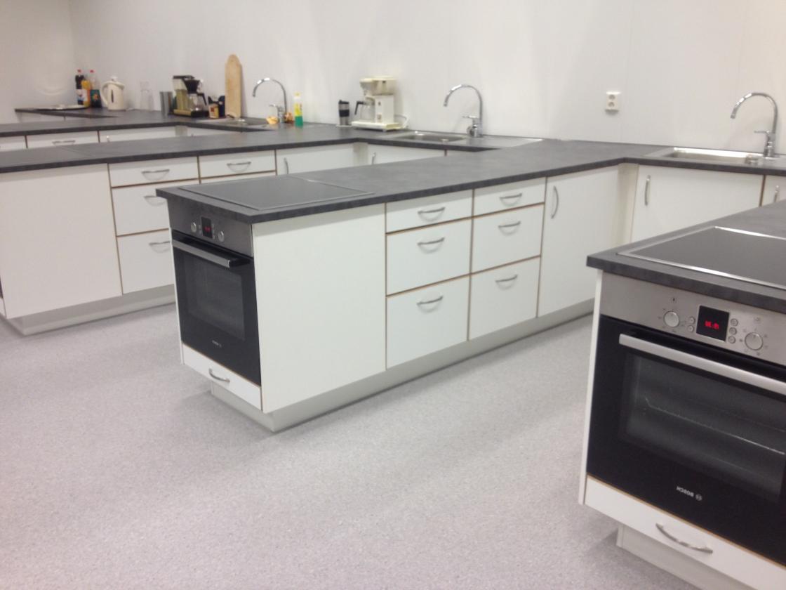 Skolekjøkkenet som også er kjøkken ved tilstelninger.