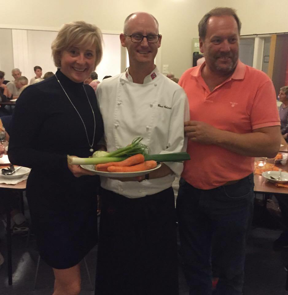 Bent Voldstad, Liv Hodtvet og Roar Ree Kirkevold serverte suppe.