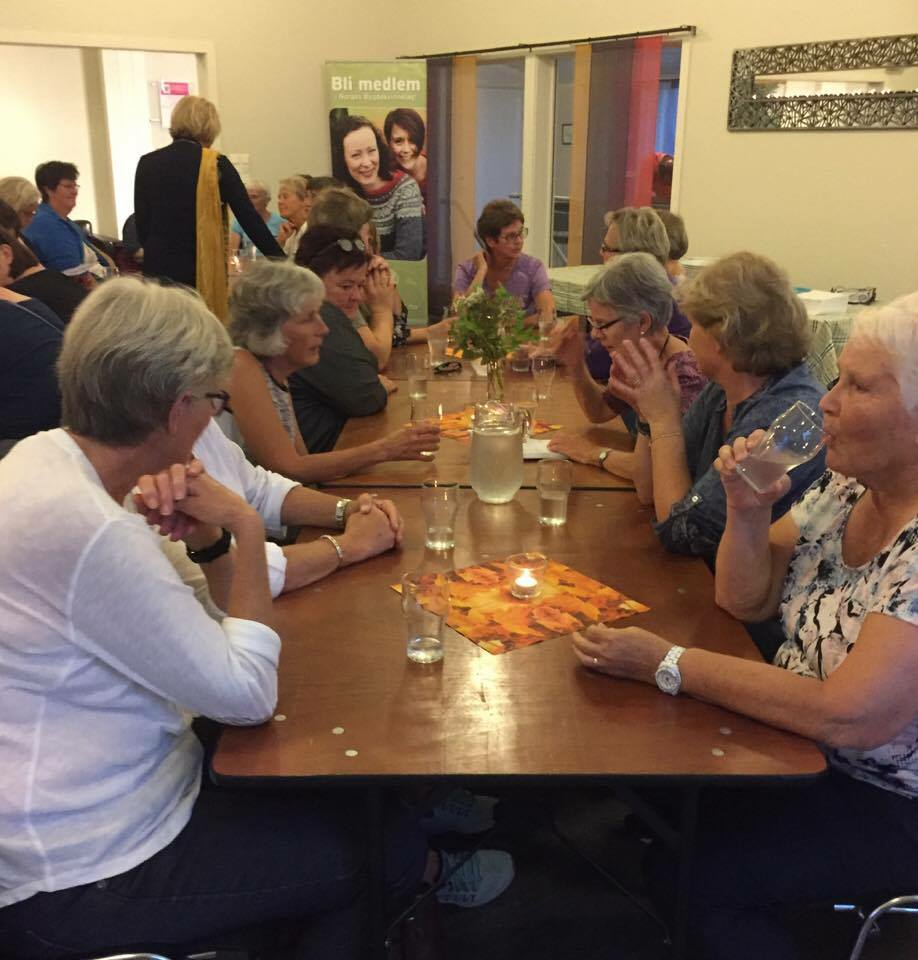 Samlilng etterpå med servering av suppe.